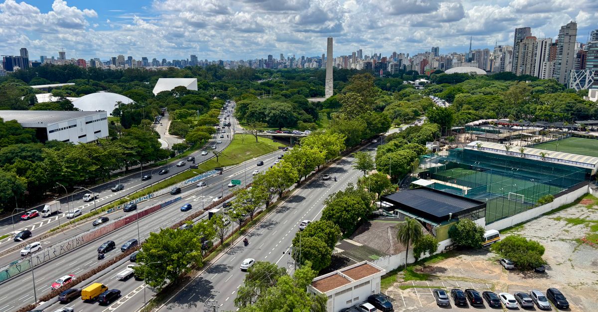 Aerial view of Ibirapuera Park, São Paulo, showcasing greenery, roads, and city skyline.